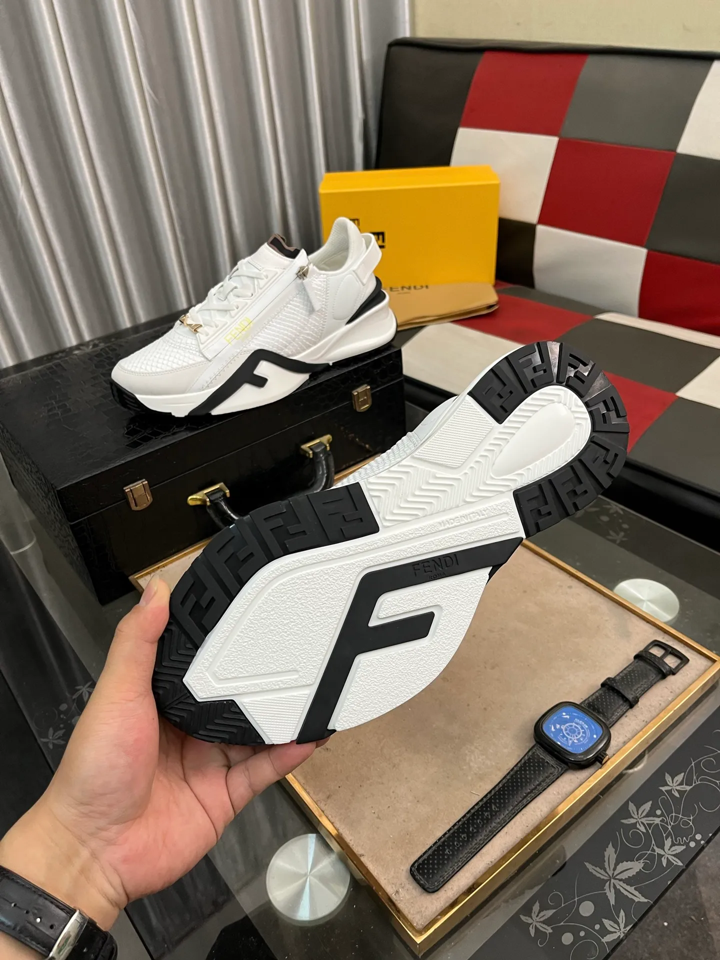 Men's Men's Shoes💰540⌚️⌚️【FENDI】FENDI high-tops are classic and comfortable for men. This complex sneaker is made of soft calfskin➕genuine leather lining➕original ultra-light rubber material with rough outsole. This unique and thin style is suitable for the casual and refined sensibility of this season. It is comfortable and natural on the feet. It is an everyday style for casual travel in autumn and winter! 38−444️⃣colors available